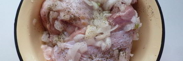 томленые куриные бедра, маринованные в квасе