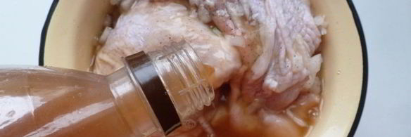 томленые куриные бедра, маринованные в квасе