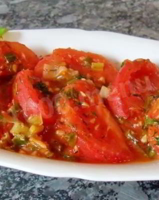 Тушеные помидоры с чесноком и луком