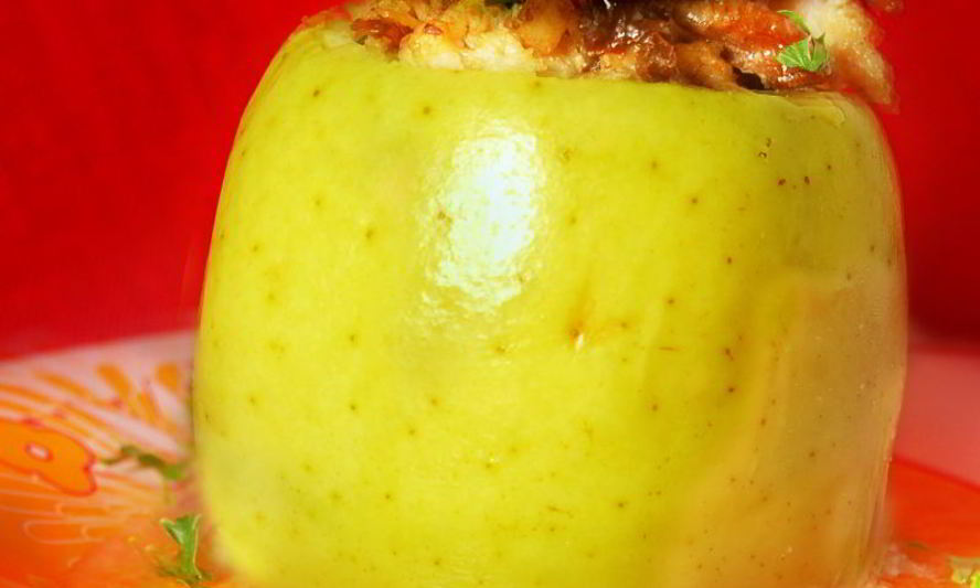Рецепт яблок, фаршированных курицей, черносливом и грецкими орехами