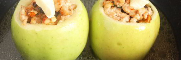 яблоки, фаршированные курицей, черносливом и грецкими орехами