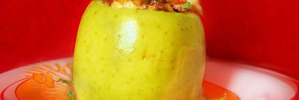 яблоки, фаршированные курицей, черносливом и грецкими орехами