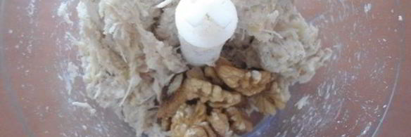 закуска из курицы, орехов и творожного сыра