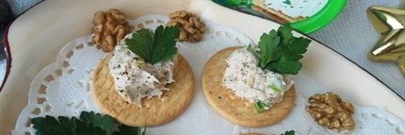закуска из курицы, орехов и творожного сыра