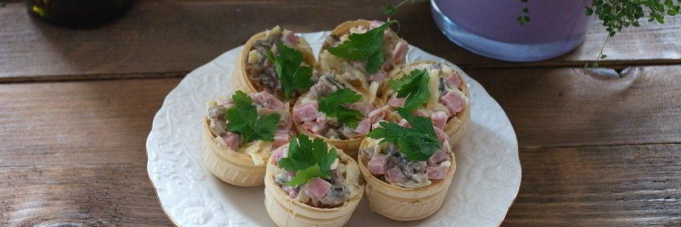 Закуска из ветчины и сыра