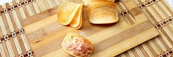 закуска на чипсах