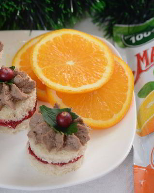 Закуска с паштетом и клюквенным чатни