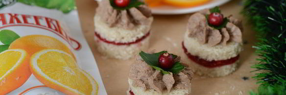 закуска с паштетом и клюквенным чатни