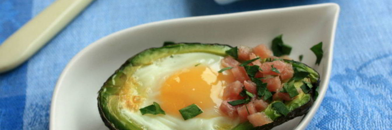 Запеченные авокадо с яйцами
