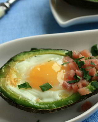 Запеченные авокадо с яйцами