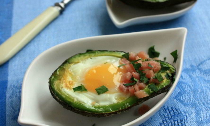 Рецепт запеченных авокадо с яйцами
