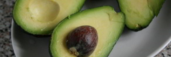 запеченные авокадо с яйцами