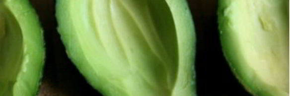 запеченные авокадо с яйцами