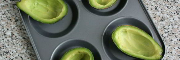 запеченные авокадо с яйцами