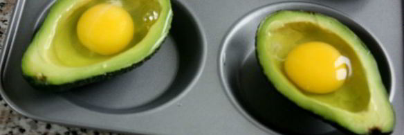 запеченные авокадо с яйцами