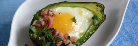 запеченные авокадо с яйцами