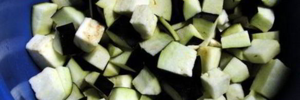 зеленое, горячее карри с баклажанами и курицей