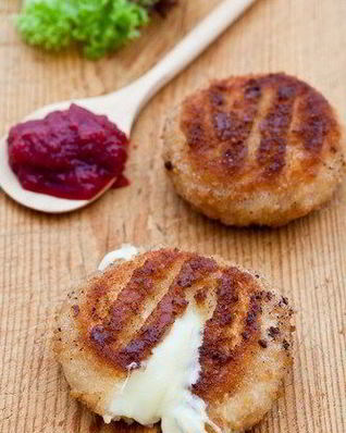 Жареный камамбер с клюквенным соусом