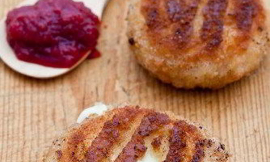 Рецепт жареного камамбера с клюквенным соусом